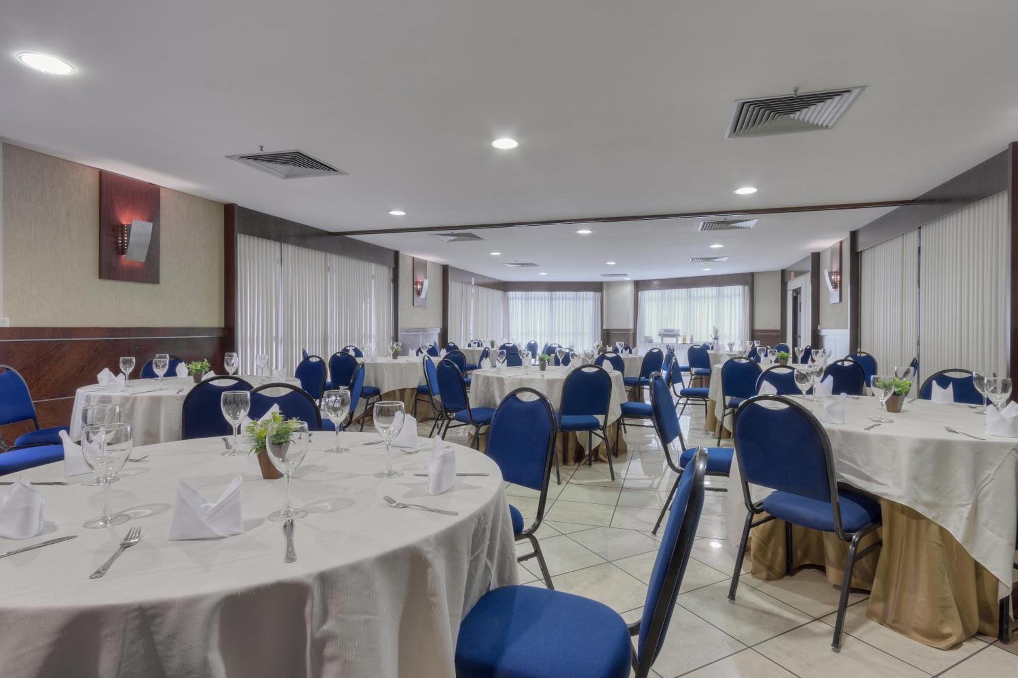 Iate Plaza Hotel 4*
